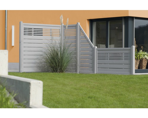 Gartenansicht mit Sichtschutzzaun aus Holz