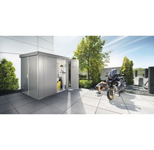 Metall Gerätehaus mit geöffneter Tür, Motorrad und Person im Garten.