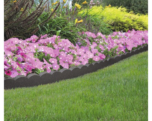 Garten mit Blumenbeet und Rasenkante