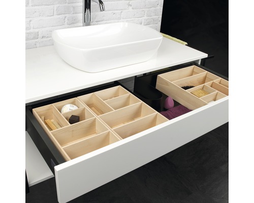 Badezimmer mit offenem Schubladensystem zur Aufbewahrung