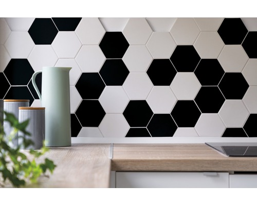 Küchenszene mit sechseckigen Fliesen in Schwarz und Weiß
