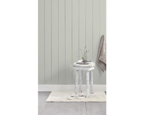 Badezimmer Szene mit Wandpaneelen, Hocker, Handtüchern, Badeschuhen und Badematte