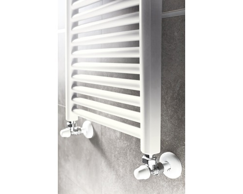 Weißer Handtuchwärmer mit Heizkörperventilen an grauer Wand