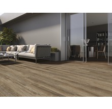 Terrasse mit Holzfliesen, Sofa und Glastüren
