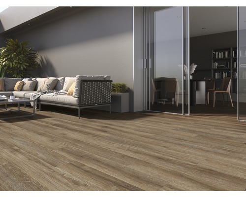 Terrasse mit Holzfliesen, Sofa und Glastüren