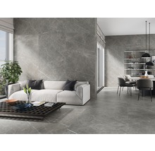 Modernes Wohnzimmer mit Fliesen in Marmoroptik an Boden und Wänden.
