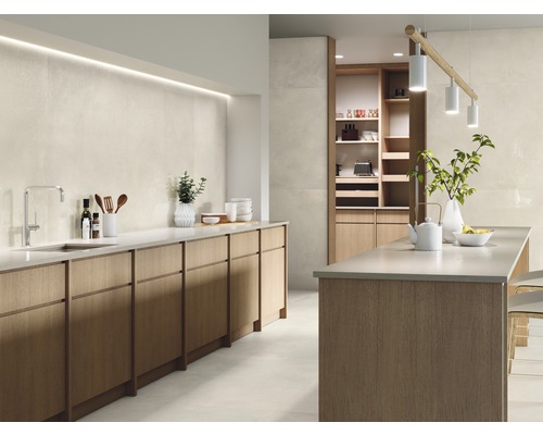 Helle, moderne Küche mit Holzschränken, Spüle, Kücheninsel und Fliesen