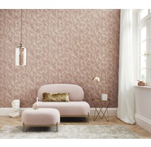 Wohnzimmer mit gemusterter Tapete, Sessel und Beistelltisch