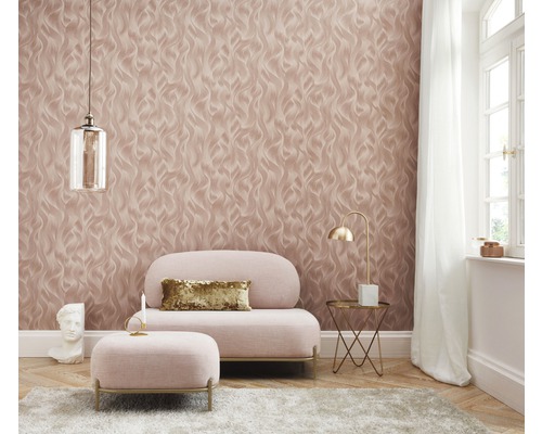 Wohnzimmer mit gemusterter Tapete, Sessel und Beistelltisch