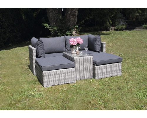 Gartenlounge-Set aus Polyrattan mit Tisch auf Rasen