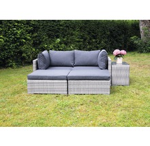 Gartenszene mit grauem Lounge-Set aus Polyrattan und Beistelltisch mit Glasplatte