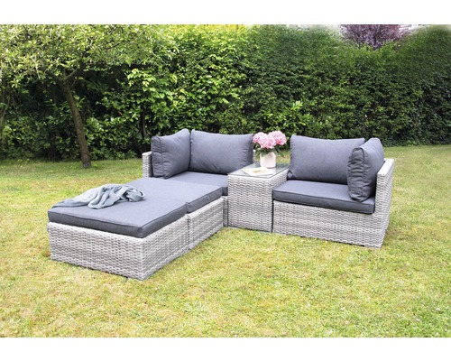 Gartensitzgruppe aus Rattan mit Auflagen und Tisch im Garten