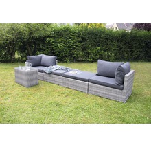 Gartenlounge aus Rattan mit Tisch auf Rasen