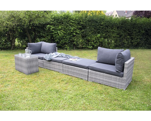 Gartenlounge aus Rattan mit Tisch auf Rasen