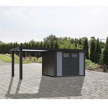 Moderne Gartenlaube mit Carportfunktion auf gepflastertem Untergrund.