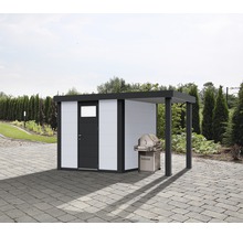 Gartenhaus mit Anbau und Grill auf gepflasterter Fläche
