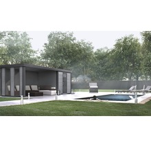 Szene mit Gartenhaus, Grill, Liegestühlen und Pool in einem Garten.