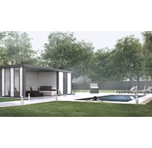 Gartenszene mit Pool, Grill, Gartenhaus und Liegestühlen