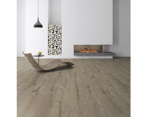 Heller Raum mit Holzboden, Kamin und Holzstapel