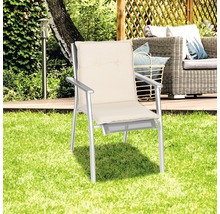 Gartenstuhl mit Armlehnen und Sitzkissen auf einer Rasenfläche