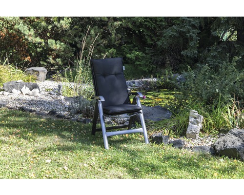 Gartenliegestuhl mit Kissen im Garten