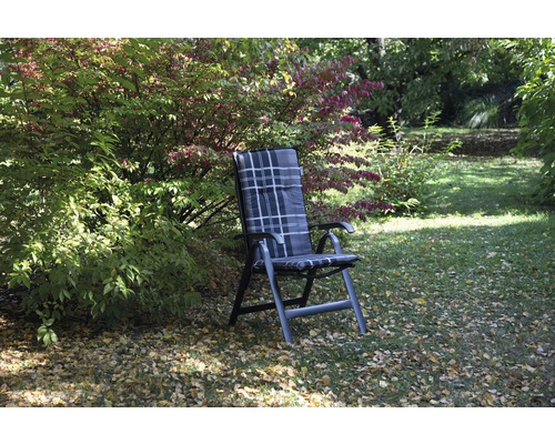 Gartenstuhl mit kariertem Bezug im Garten
