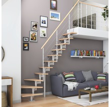 Raumszene mit Treppe, Sofa und Bücherregal
