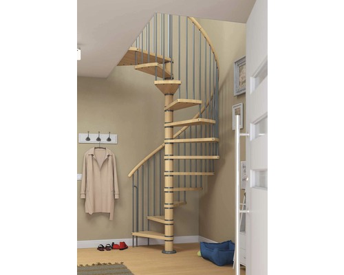 Wendeltreppe aus Holz mit Geländer im Flur