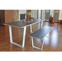 Esstisch mit Bank und weißem Metallgestell im Esszimmer