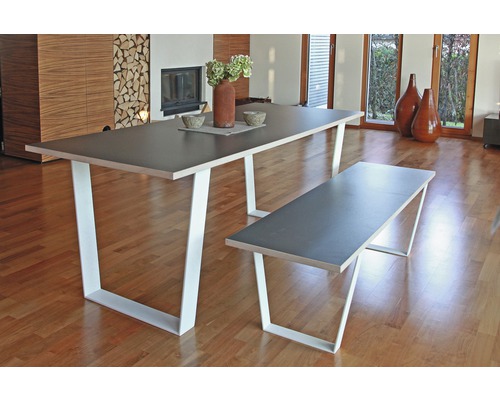 Esstisch mit Bank und weißem Metallgestell im Esszimmer