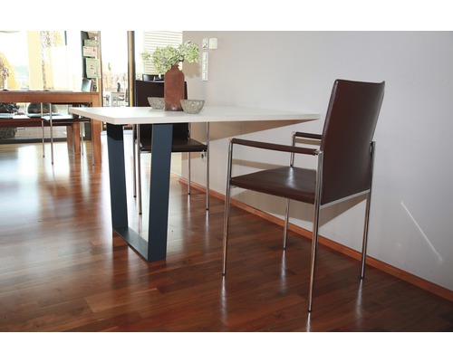 Esstisch mit Stühlen im Essbereich