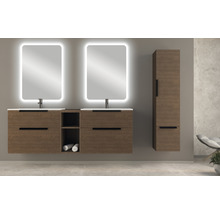 Badezimmer mit Waschtischunterschrank, zwei beleuchteten Spiegeln und Hochschrank