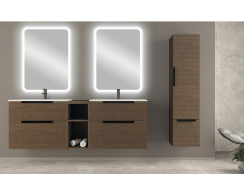 Badezimmer mit Waschtischunterschrank, zwei Spiegeln mit Beleuchtung und einem Hochschrank.