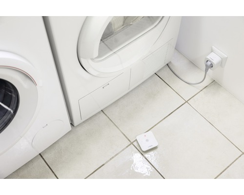 Waschmaschine, Trockner, Bosch Logo, Steckdose und Smart Home Gerät im Raum