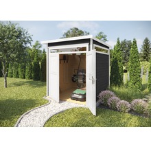 Gartenszene mit offenem Gerätehaus mit Gartengeräten und Rasenmäher