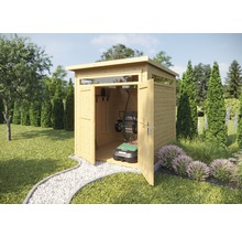 Gartenszene mit offenem Holzgartenhaus, in dem Gartengeräte, ein Rasenmäher und eine Schubkarre aufbewahrt werden