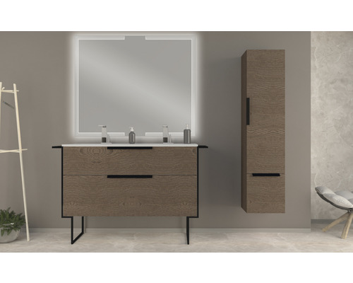 Badezimmer mit Waschtischunterschrank, Spiegel mit Beleuchtung und Hochschrank