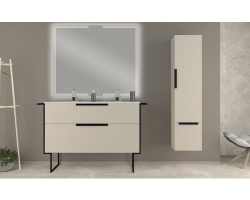 Badezimmer mit Waschtischunterschrank, Spiegelschrank und Hochschrank