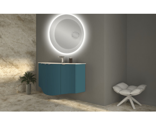 Badezimmer mit Waschbeckenunterschrank, Spiegel mit Beleuchtung und Sitzhocker