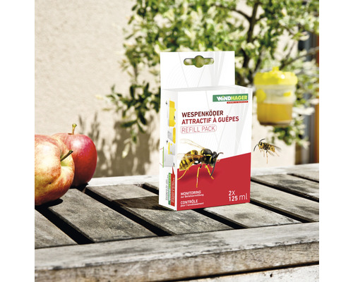 Windhager Wespenköder Attractif a Guêpes Nachfüllpackung auf einem Holztisch mit Äpfeln