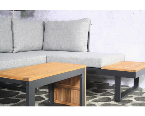 Gartensitzgruppe mit Sofa, Sesseln und Holztischen