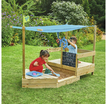 Holzsandkasten in Bootsform mit zwei Kindern, einem Sonnensegel und einem Steuerrad