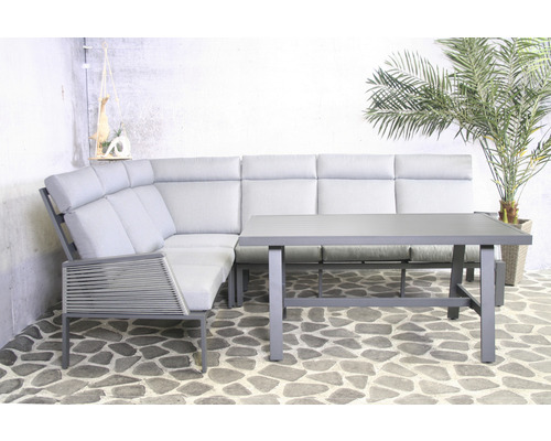Gartensitzgruppe mit Ecksofa und Tisch auf Steinterrasse