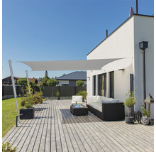 Terrasse mit Sonnensegel, Sitzmöbeln und Pflanzen für den Außenbereich
