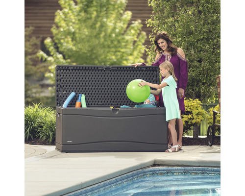 Geöffnete Gartenbox aus Kunststoff mit Mutter und Tochter am Pool