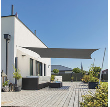Draufsicht einer Terrasse mit einem grauen Sonnensegel, Gartenmöbeln und Pflanzen