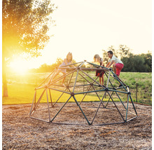 Kinder spielen auf einem Klettergerüst auf einem Spielplatz