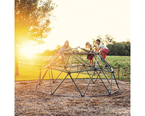 Kinder spielen auf einem Klettergerüst auf einem Spielplatz