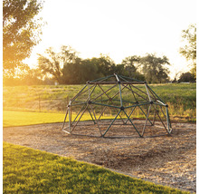Kletterkuppel aus Metall auf einem Spielplatz
