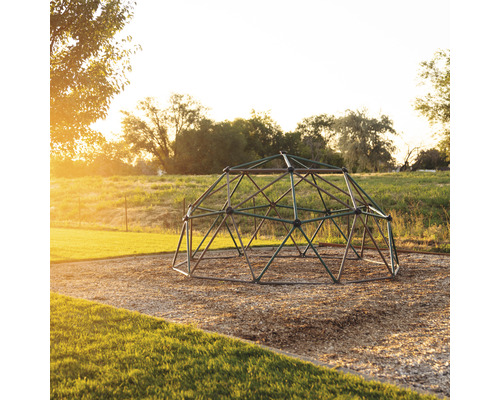 Kletterkuppel aus Metall auf einem Spielplatz